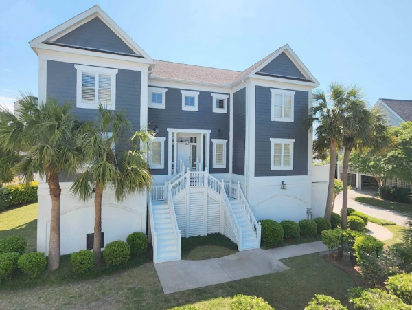 Elegant Beach retreat in Pawleys Island 5-Bedroom Steps to Beach